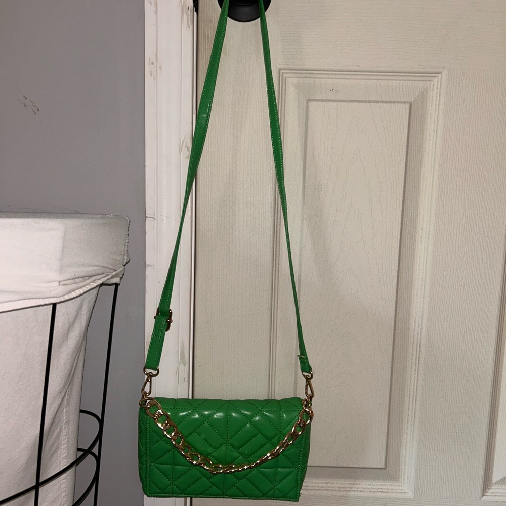 Vibrant Green Quilted Crossbody Bag with Gold Chain